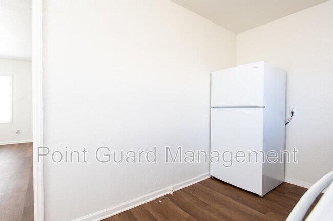 Building Photo - 842 Sylvan Ln