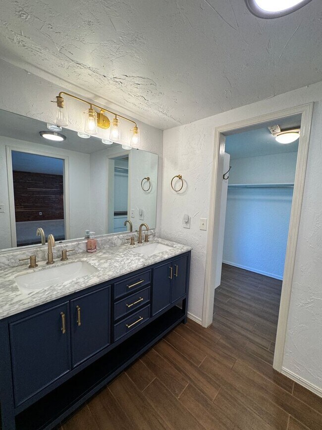 Building Photo - Charming and spacious with thoughtful updates! This 3 bed 2 bath feels new and trendy, schedule y...