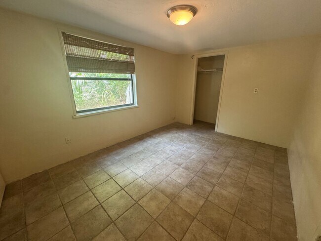 Building Photo - 6/3 within Walking Distance to Campus!!