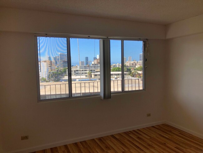 Building Photo - 2 bed, 1 bath, located on 4th floor. Inclu...