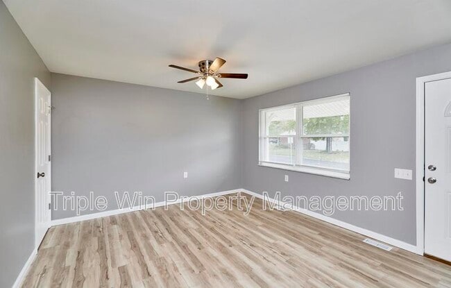 Building Photo - 2325 Golfway St