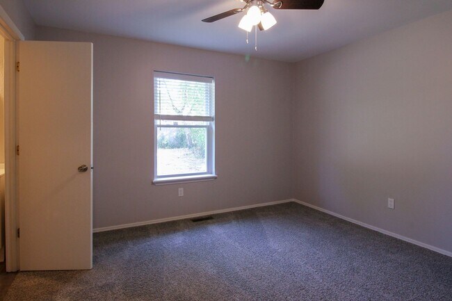 Building Photo - Freshly Remodeled & Ready For You To Call Home!