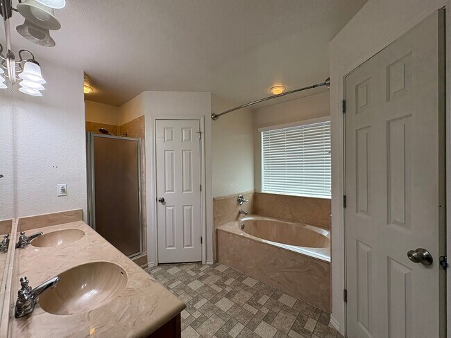 Building Photo - 2404 Griffin Dr