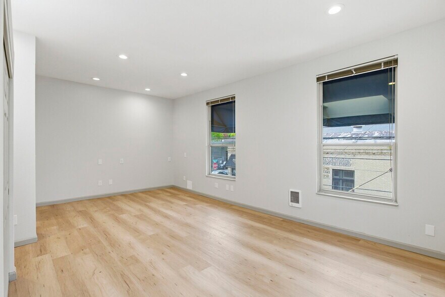 Building Photo - 2387 NW Thurman St