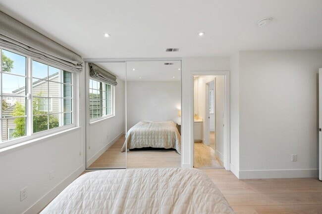 Building Photo - 142 Monaco Dr