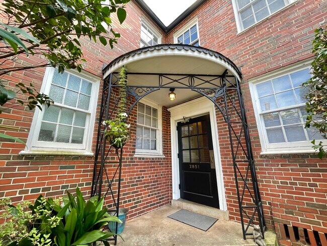 Building entrance - 2851 Thornhill Rd