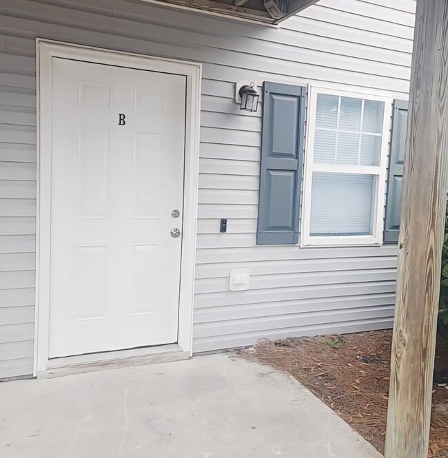 Building Photo - RENT SPECIAL! LOCATION, LOCATION, LOCATION! ONLY MINUTES TO WRIGHTSVILLE BEACH, CENTRAL TO ALL IL...