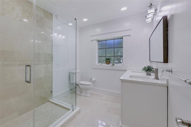 Building Photo - 5209 Riviera Dr