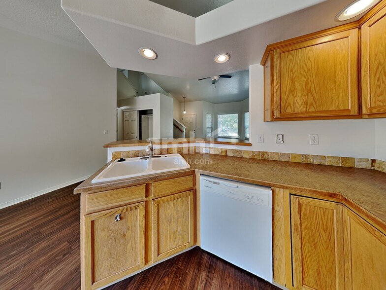 Building Photo - 3261 N Maplestone Ave