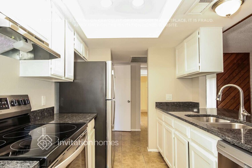 Building Photo - 4507 W Gardenia Ave