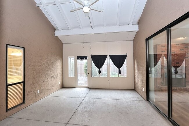 Building Photo - Beautiful corner halfplex available now for rent!