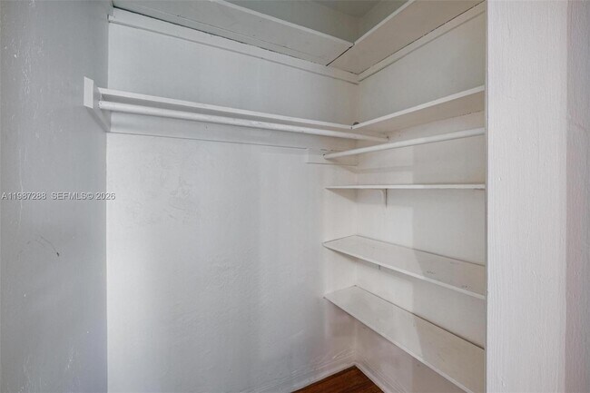 Building Photo - 428 Collins Ave