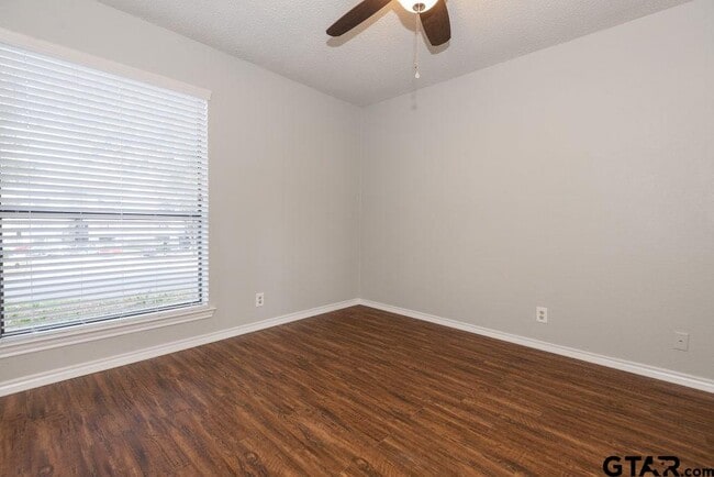 Building Photo - 5917 Hollytree Dr