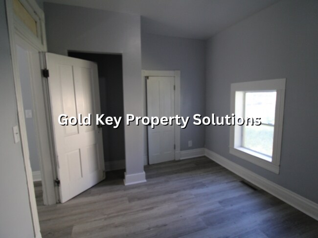 Building Photo - Nicely Updated 2 BR 1 BA House with New Fl...