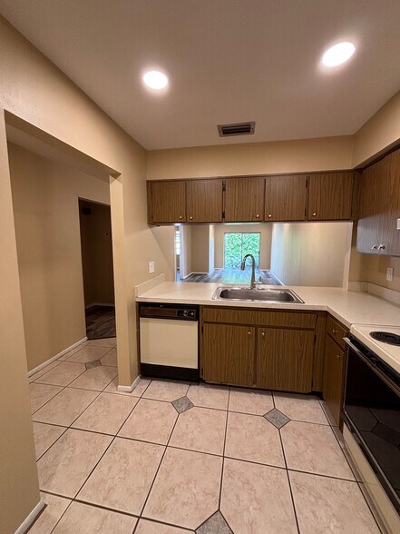 Building Photo - 2 Bed/2 Bath