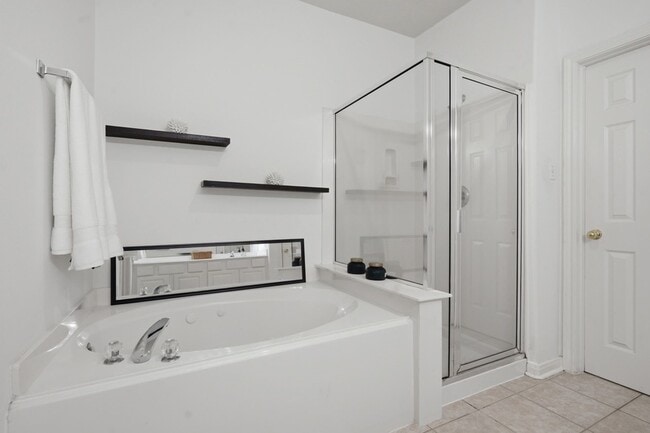 Building Photo - 2 Stone Arrow Pl