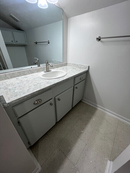 New granite - 36 Dogwood Ln