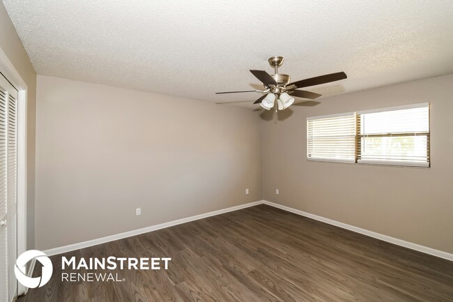 Building Photo - 4385 Queensway Dr