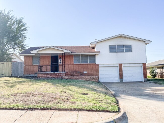 Building Photo - 3 Bed/1.5 Bath/2 car garage home in Midwest City.