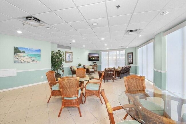Building Photo - 801 S Ocean Dr