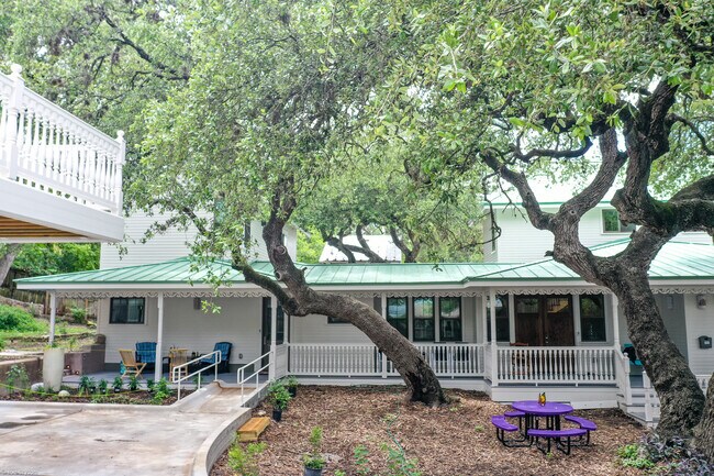 Building Photo - 509 E Live Oak St