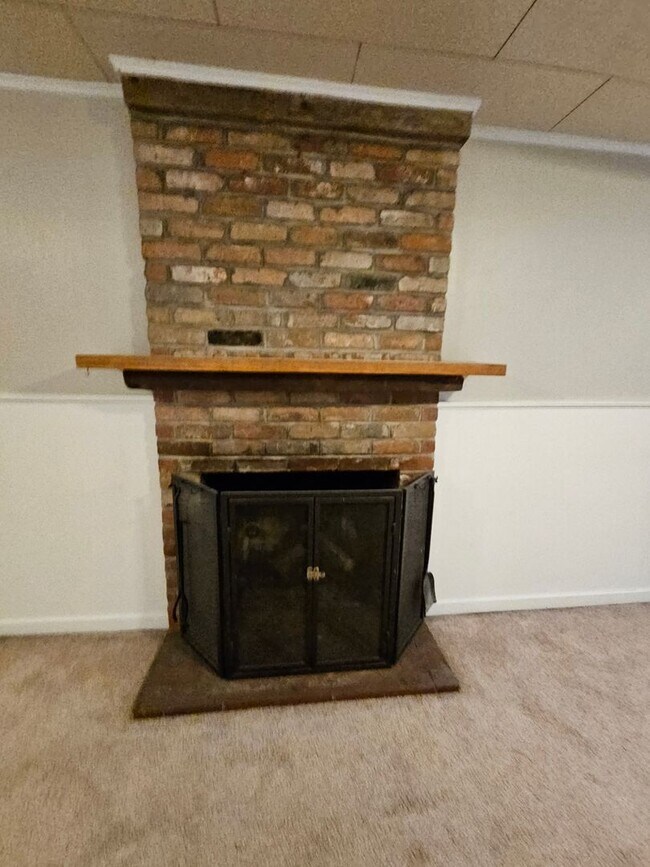 Building Photo - Virginia Village 4 Bed 3 Baths Large Yard Attached Garage Super Spacious!