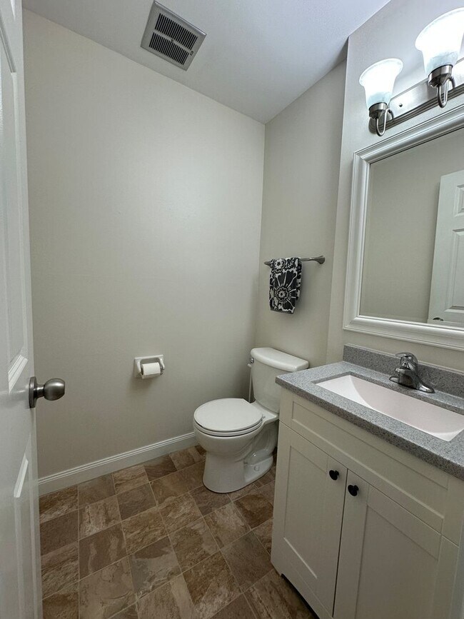 Building Photo - 3BD/1.5BA Townhome Condo in Germantown!