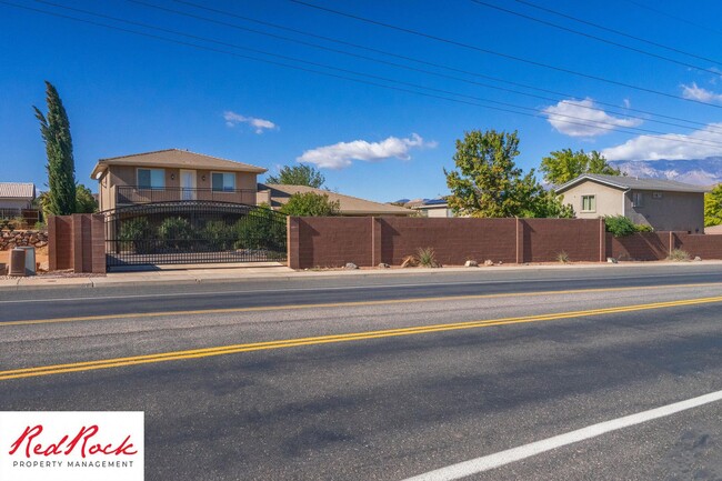 Building Photo - Stunning 4-Bedroom Home with Luxurious Out...