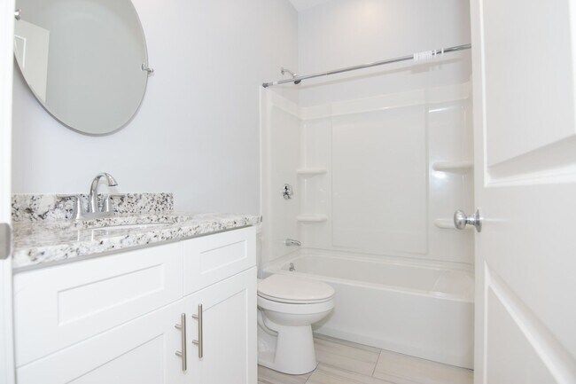 Building Photo - Central Location, In Unit Laundry, Central Heat/AC, Large Unit, Eat-in Kitchen, Parking for Rent