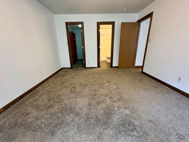 Building Photo - 1443 Blue Brook Way