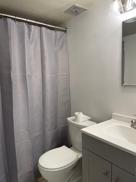 Building Photo - 300 WINDING Way