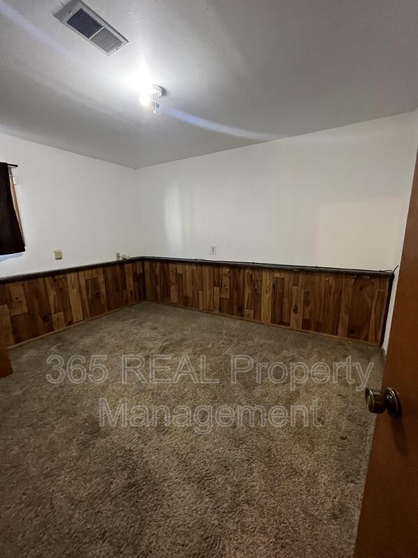 Building Photo - 4925 W 8th Street Rd