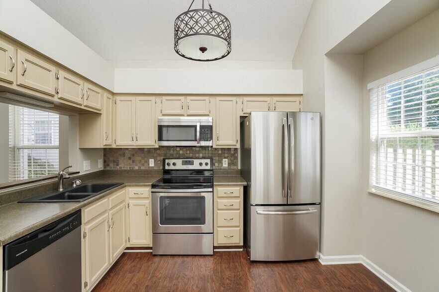 Building Photo - 903 Bexhill Ct S