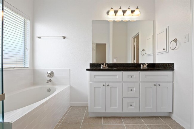 Building Photo - 7723 Butler Lakes Ct