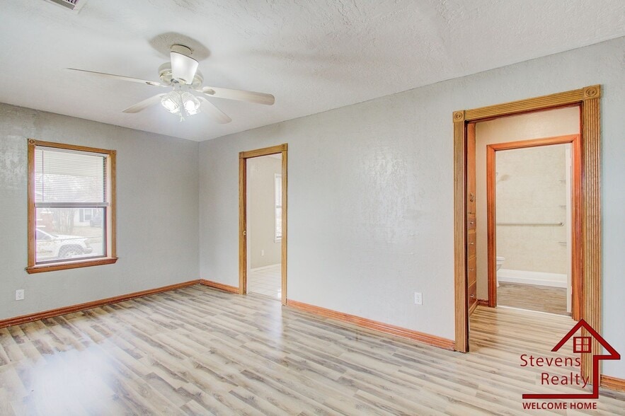 Building Photo - 815 SW H Ave