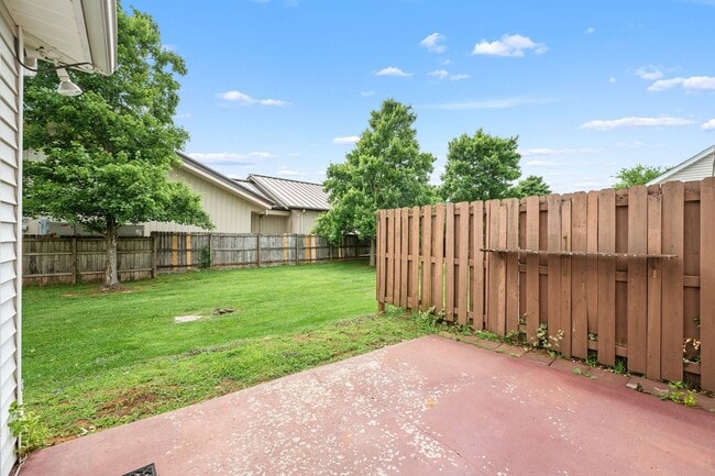 Building Photo - Black Fox Crossing Townhome