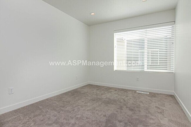 Building Photo - Salt Lake- High-End  3 bed, 3.5 bath Condo