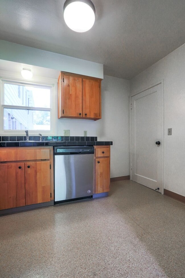 Building Photo - Timeless 1 Bedroom Mid-Century Townhouse!