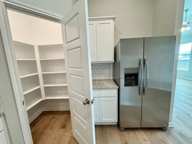 Building Photo - Stunning 3x2 Luxury Duplex in Buda, TX!