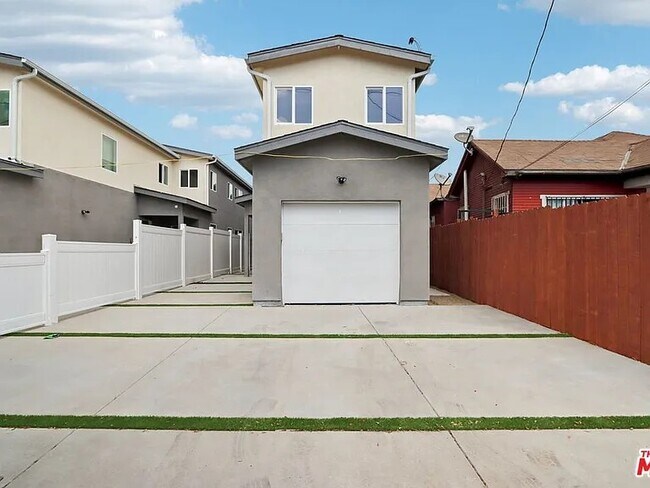 Building Photo - 1677 E 111th St