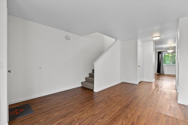 Building Photo - Monroe End Unit Townhome Unit A