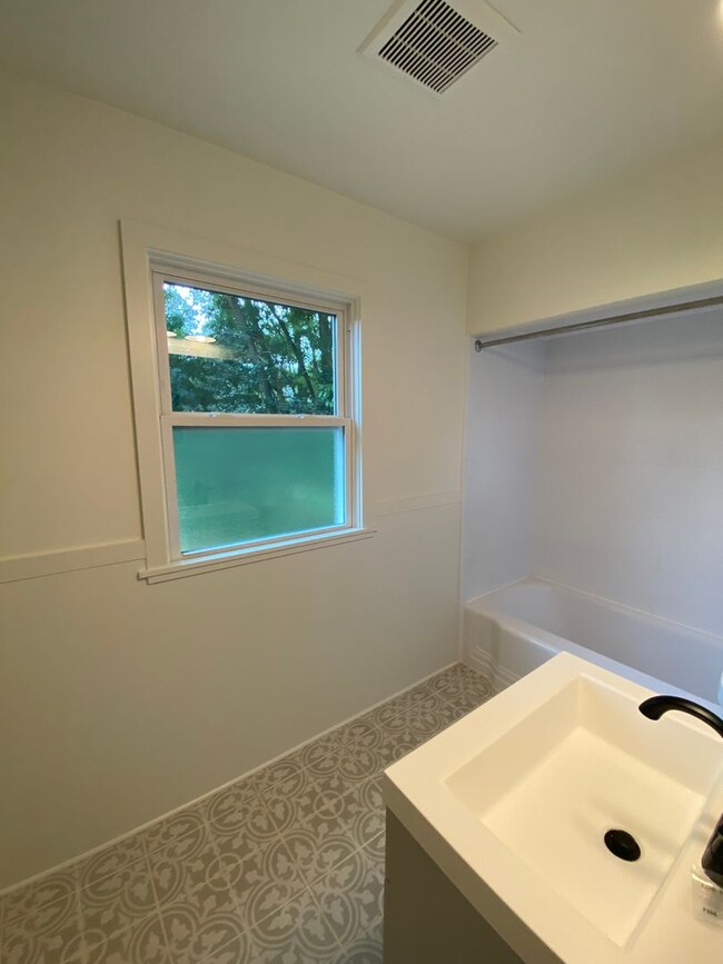 Building Photo - Remodeled Seattle Home on a corner lot, Av...