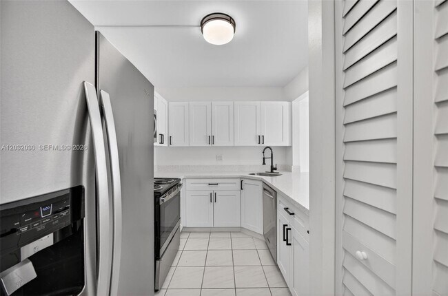 Building Photo - 800 SW 104th Ct