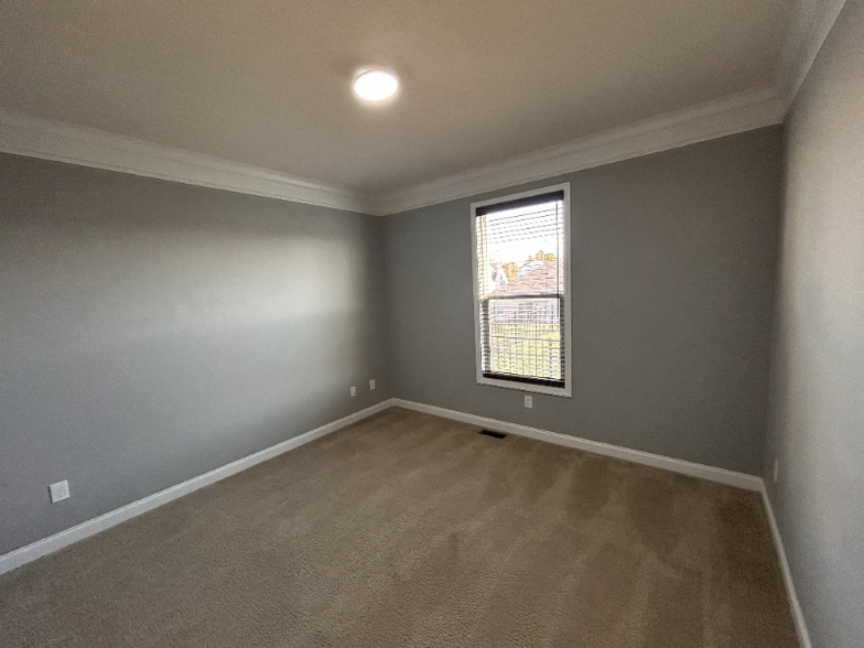 Building Photo - 427 Rockcrest Way