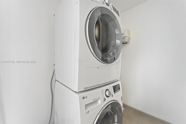 Building Photo - 900 Biscayne Blvd