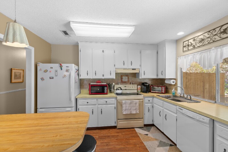 Building Photo - 202 Peartree Cir
