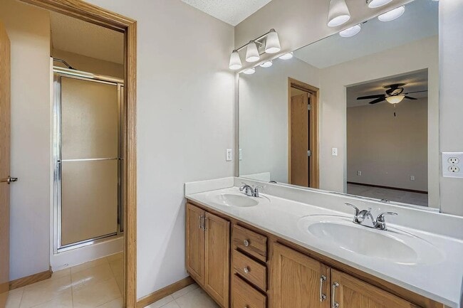 Building Photo - Rare 3bed 3bath Townhome in Rosemount