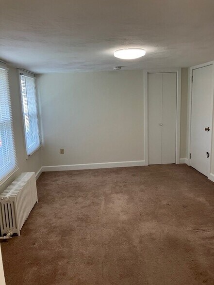 Living Room - 42 Silver St