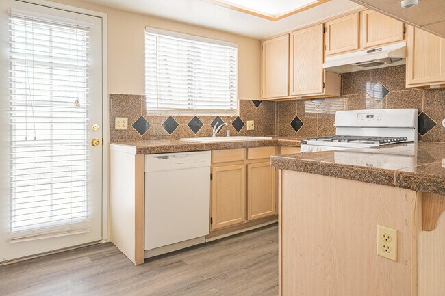 Building Photo - 450 Tava Ln