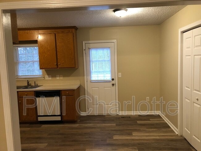Building Photo - 2519 Hickory Ave
